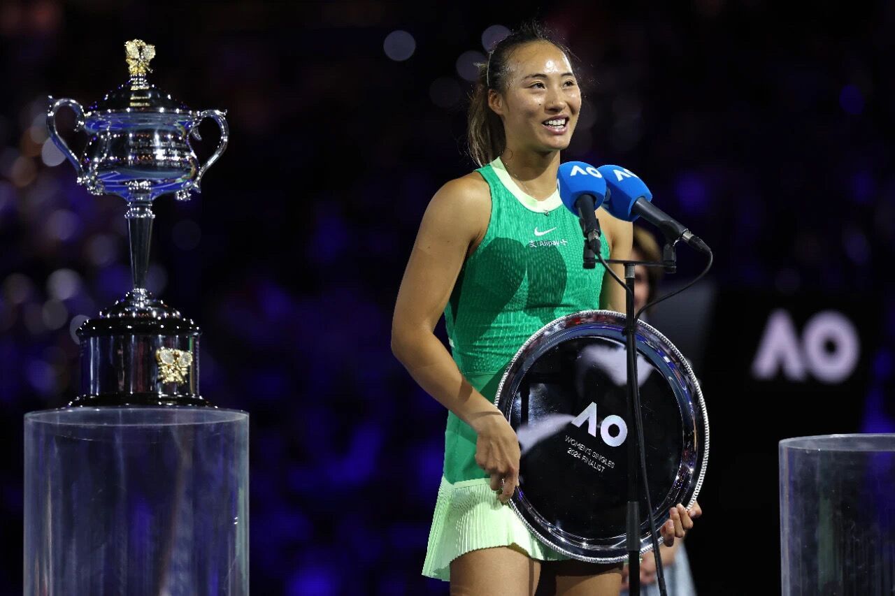 “郑”在开花，郑钦文获得澳网女单亚军 萨巴伦卡：“你一定会拿到冠军的”