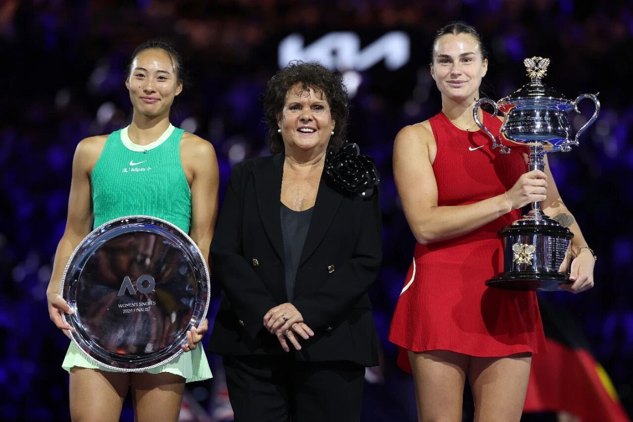 “郑”在开花，郑钦文获得澳网女单亚军 萨巴伦卡：“你一定会拿到冠军的”